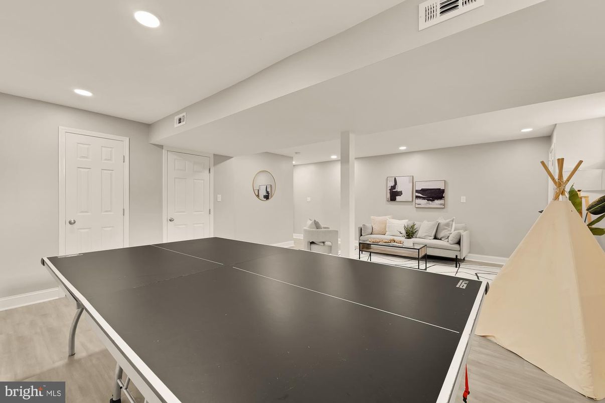 Game Room, Interior, Recessed Lighting