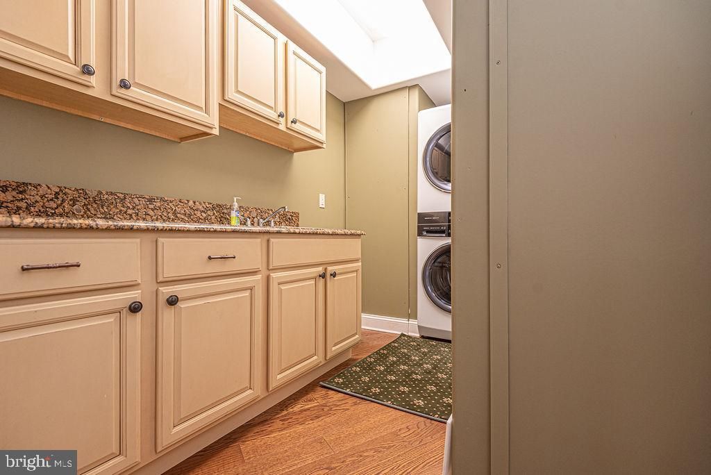 Interior, Washer, Wood Texture Flooring