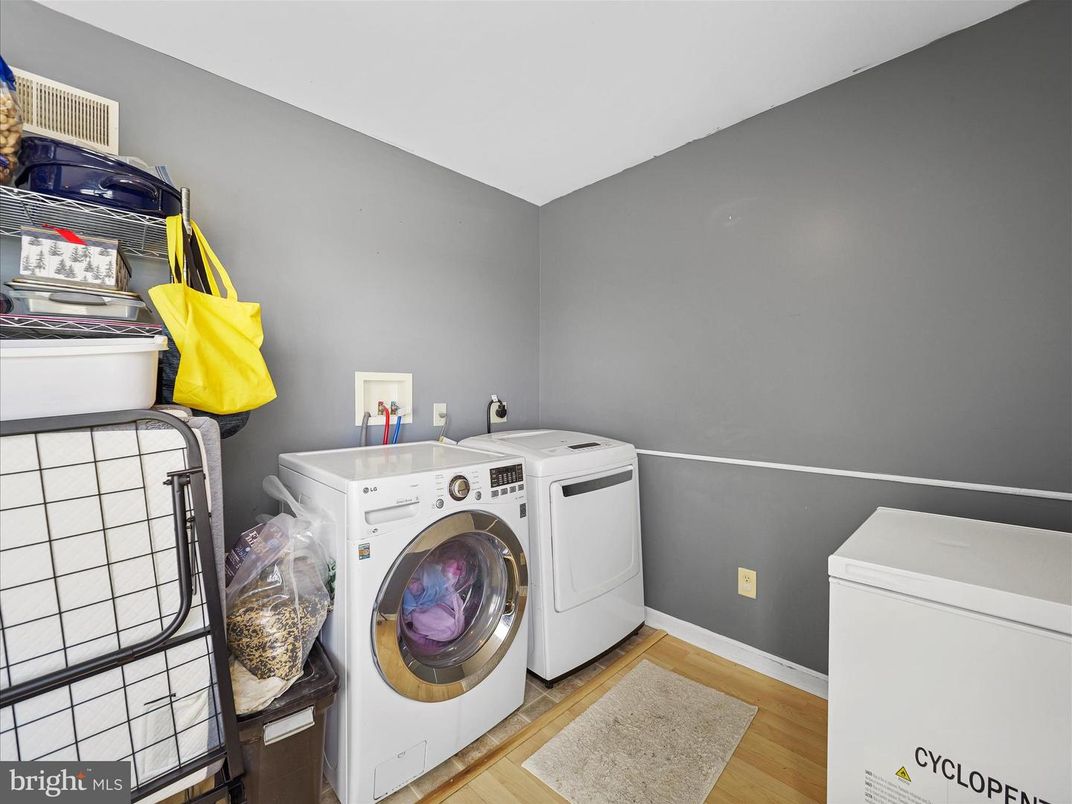 Interior, Washer, Wood Texture Flooring