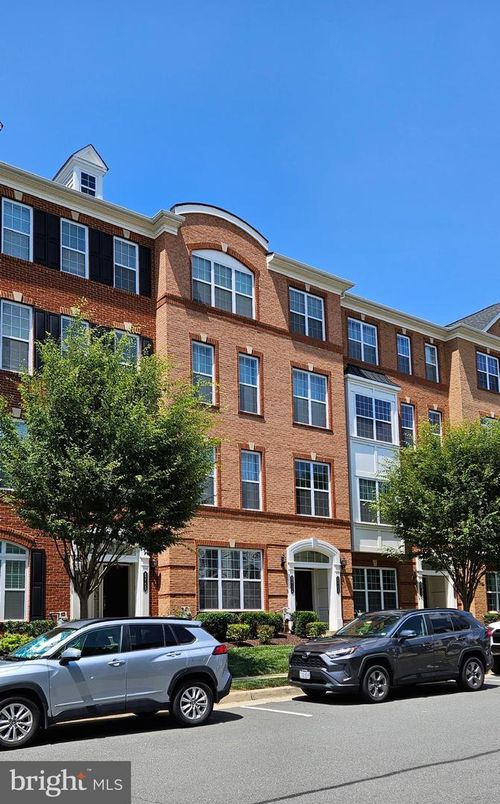 Exterior, Facade, Brick Facade, Rowhouse