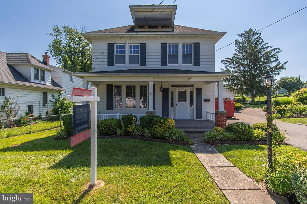 Exterior, Facade, American Foursquare