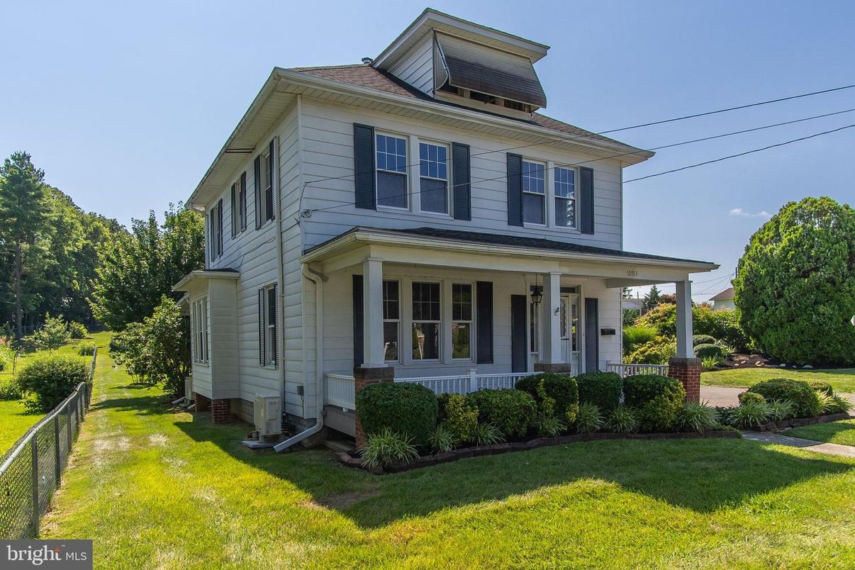 Exterior, Facade, American Foursquare