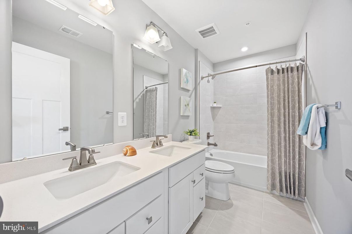 Bathroom, Dual Sink Vanities, Interior, Recessed Lighting