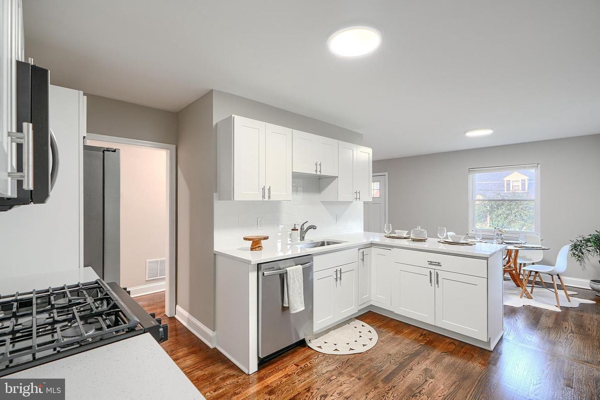 Dining room, Interior, Kitchen, Recessed Lighting, Wood Texture Flooring