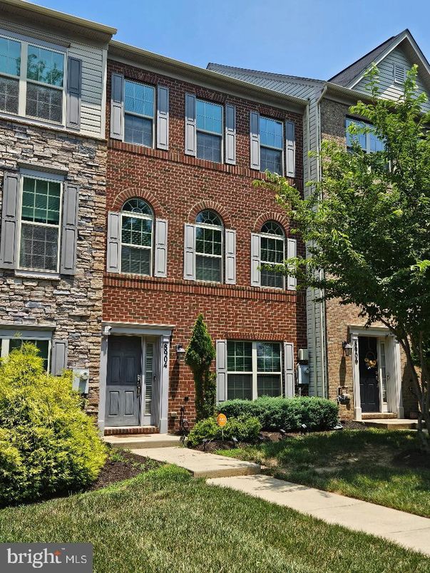 Exterior, Facade, Brick Facade, Rowhouse