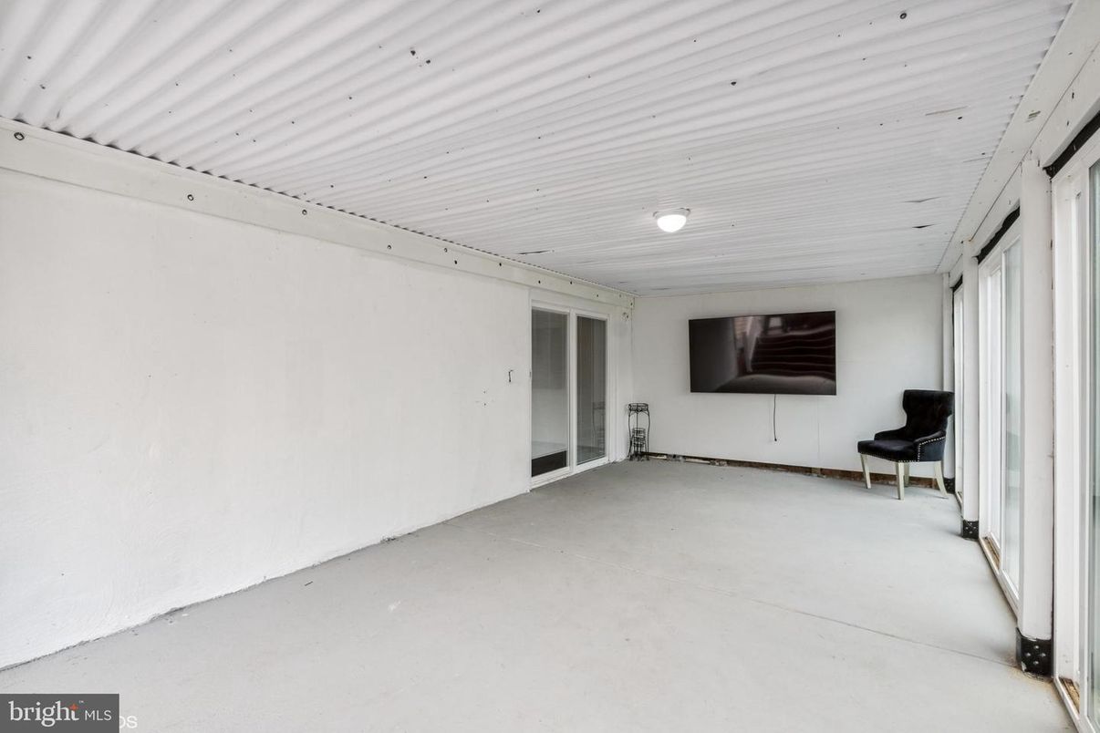 Empty room, Interior