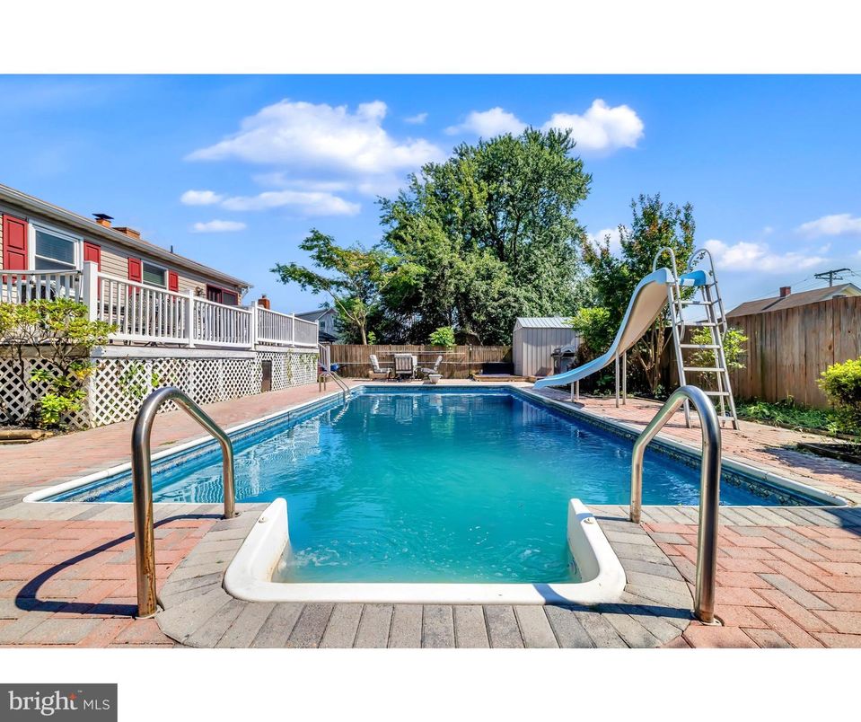 Exterior, Playground, Pool