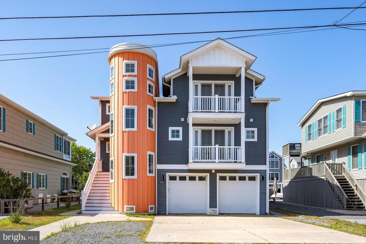 Attached, Exterior, Facade, Queen Anne Victorian