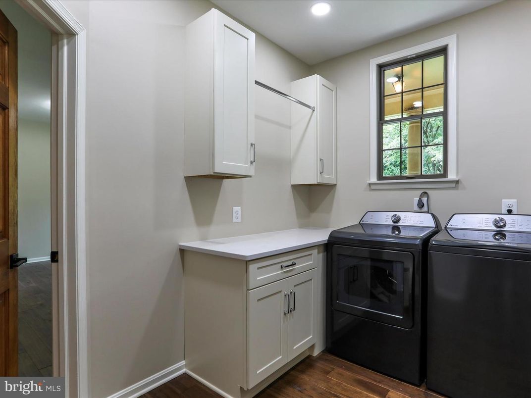 Interior, Recessed Lighting, Washer, Wood Texture Flooring
