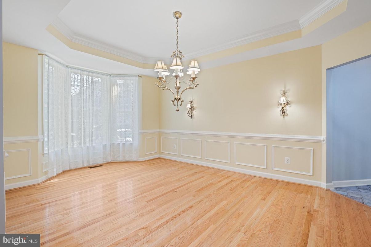 Chandelier, Empty room, Interior, Wood Texture Flooring