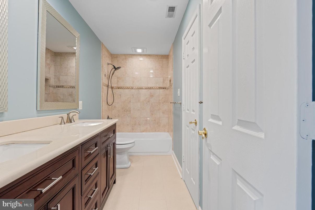 Bathroom, Dual Sink Vanities, Interior, Recessed Lighting