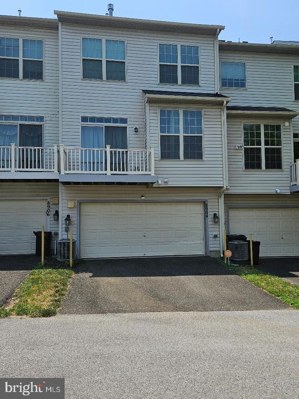 Attached, Exterior, Facade, Rowhouse