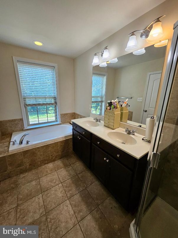 Bathroom, Dual Sink Vanities, Interior, Recessed Lighting