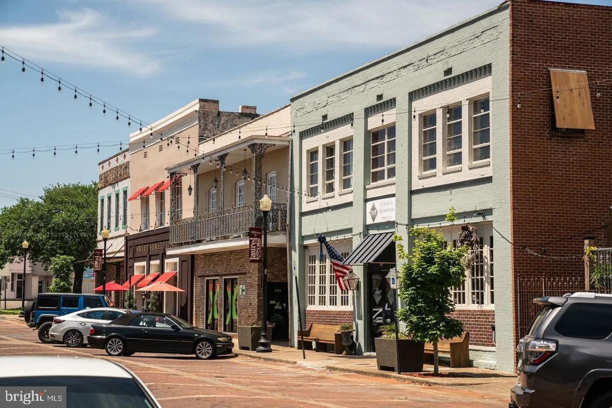 Exterior, Facade, Brick Facade, Rowhouse