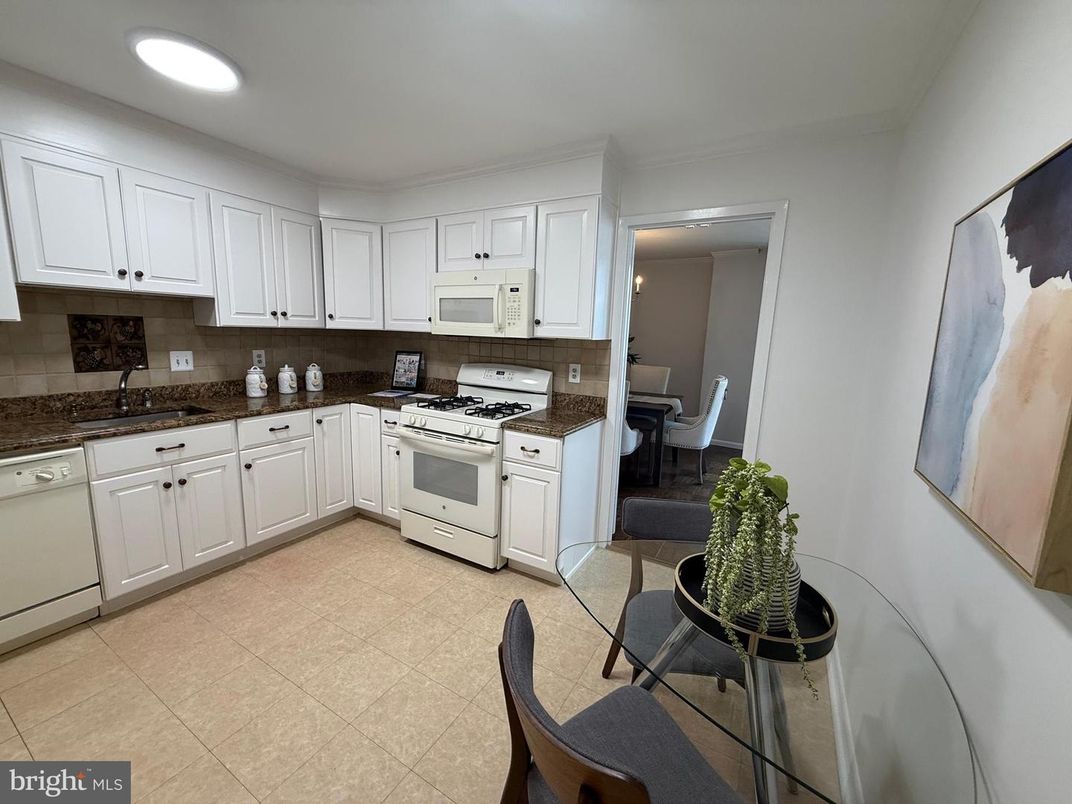 Dining room, Interior, Kitchen, Recessed Lighting