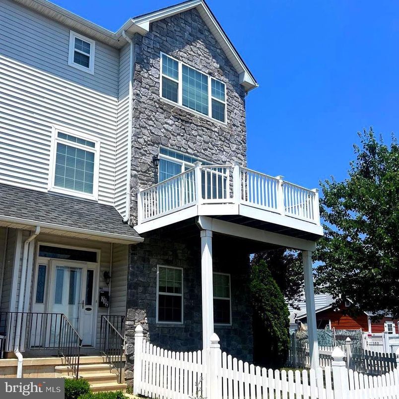 Exterior, Facade, Rowhouse