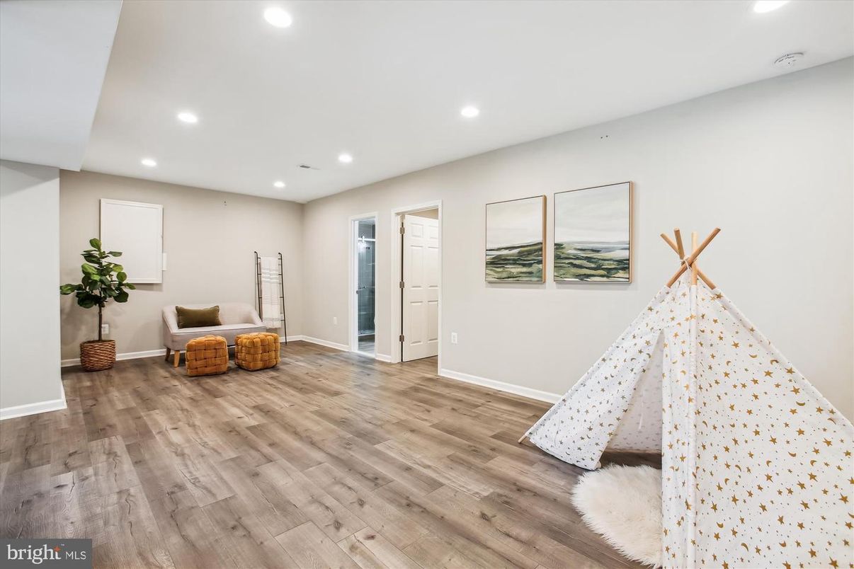 Interior, Recessed Lighting, Wood Texture Flooring