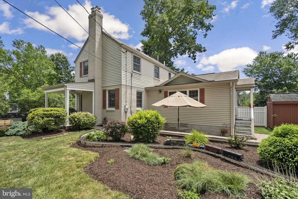 Backyard, Exterior, Facade, Queen Anne Victorian