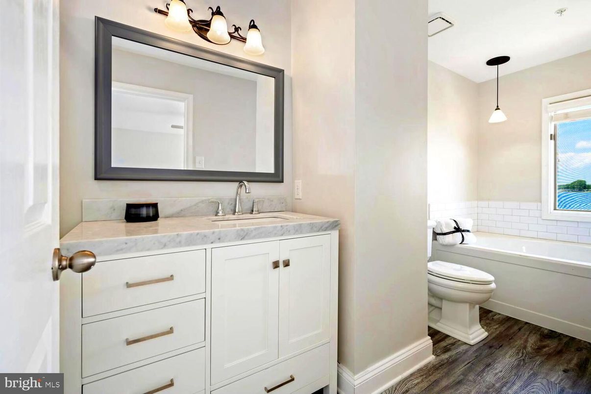 Bathroom, Interior, Pendant Lights, Wood Texture Flooring