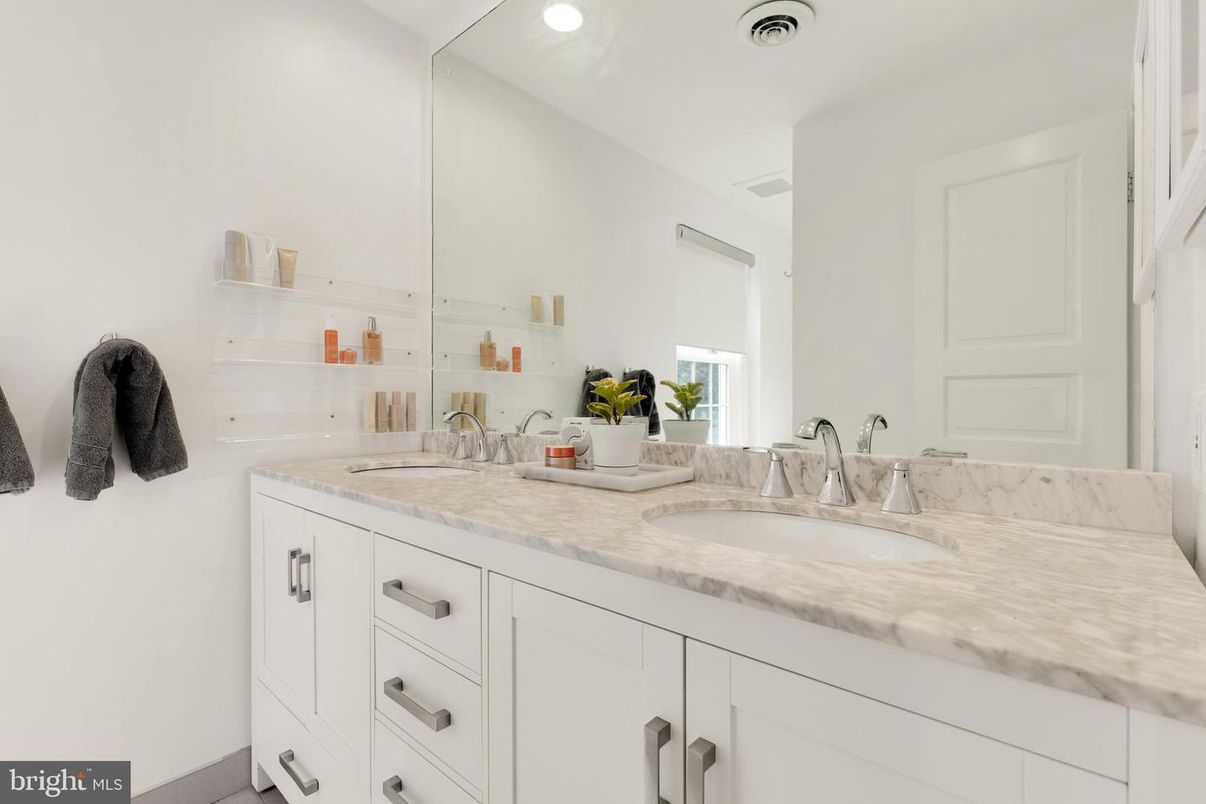Bathroom, Dual Sink Vanities, Interior, Recessed Lighting