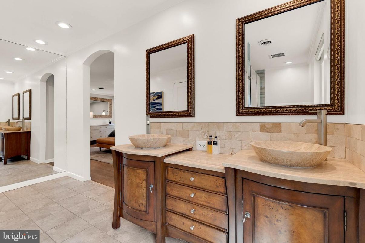 Bathroom, Dual Sink Vanities, Interior, Recessed Lighting
