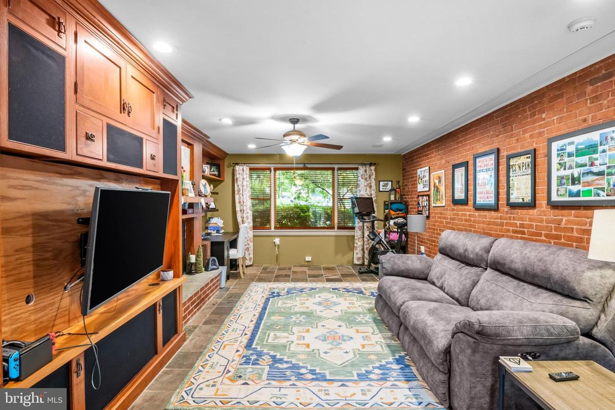 Fitness Equipment, Interior, Living room, Recessed Lighting, Stone Walls