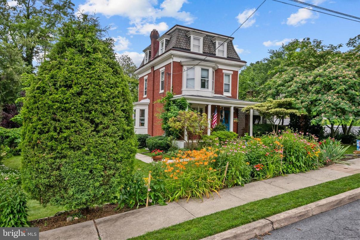 Exterior, Facade, Brick Facade, American Foursquare