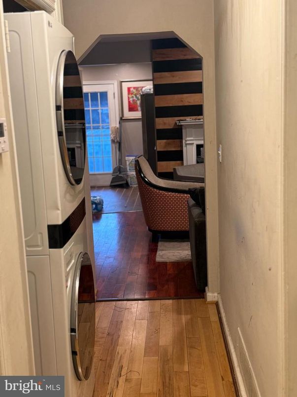 Interior, Washer, Wood Texture Flooring