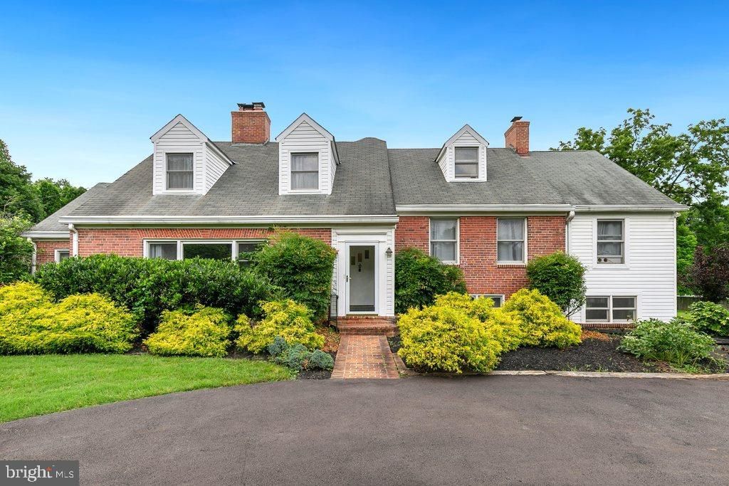 Exterior, Facade, Brick Facade, Cape Cod