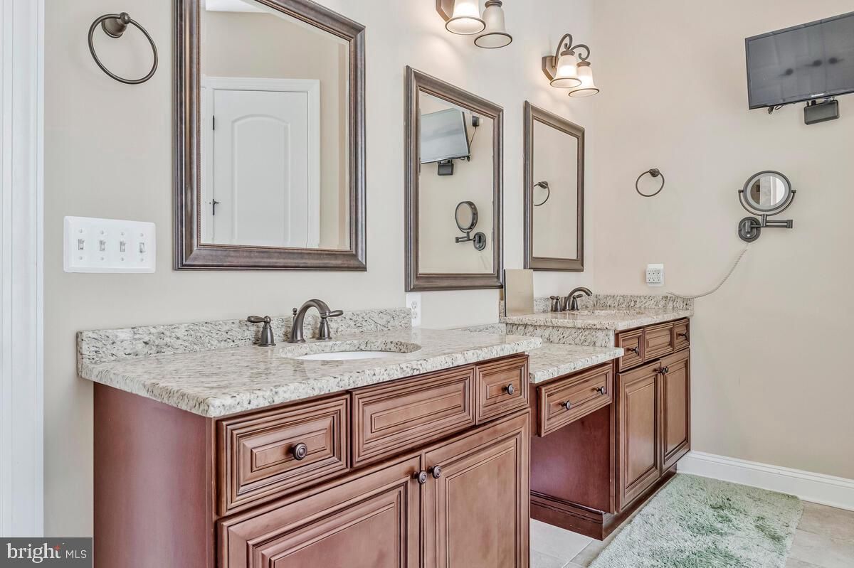 Bathroom, Dual Sink Vanities, Interior