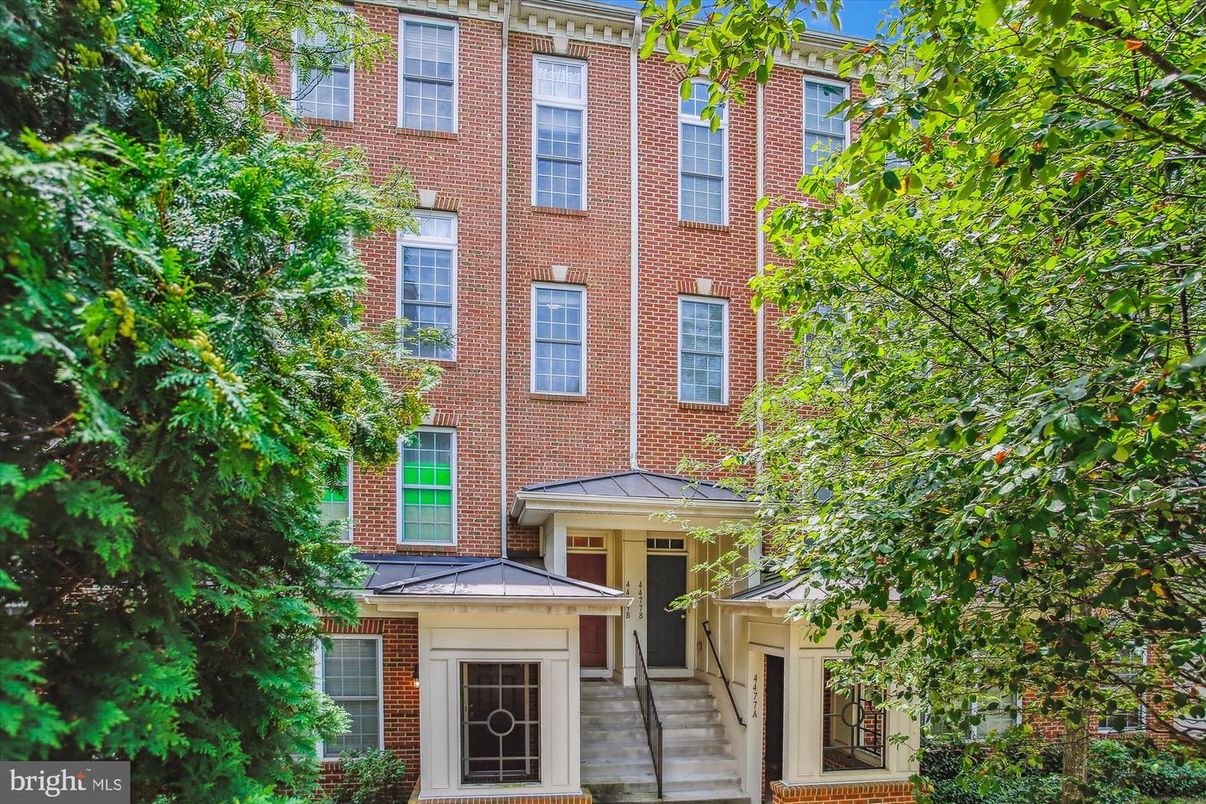 Exterior, Facade, Brick Facade, Georgian