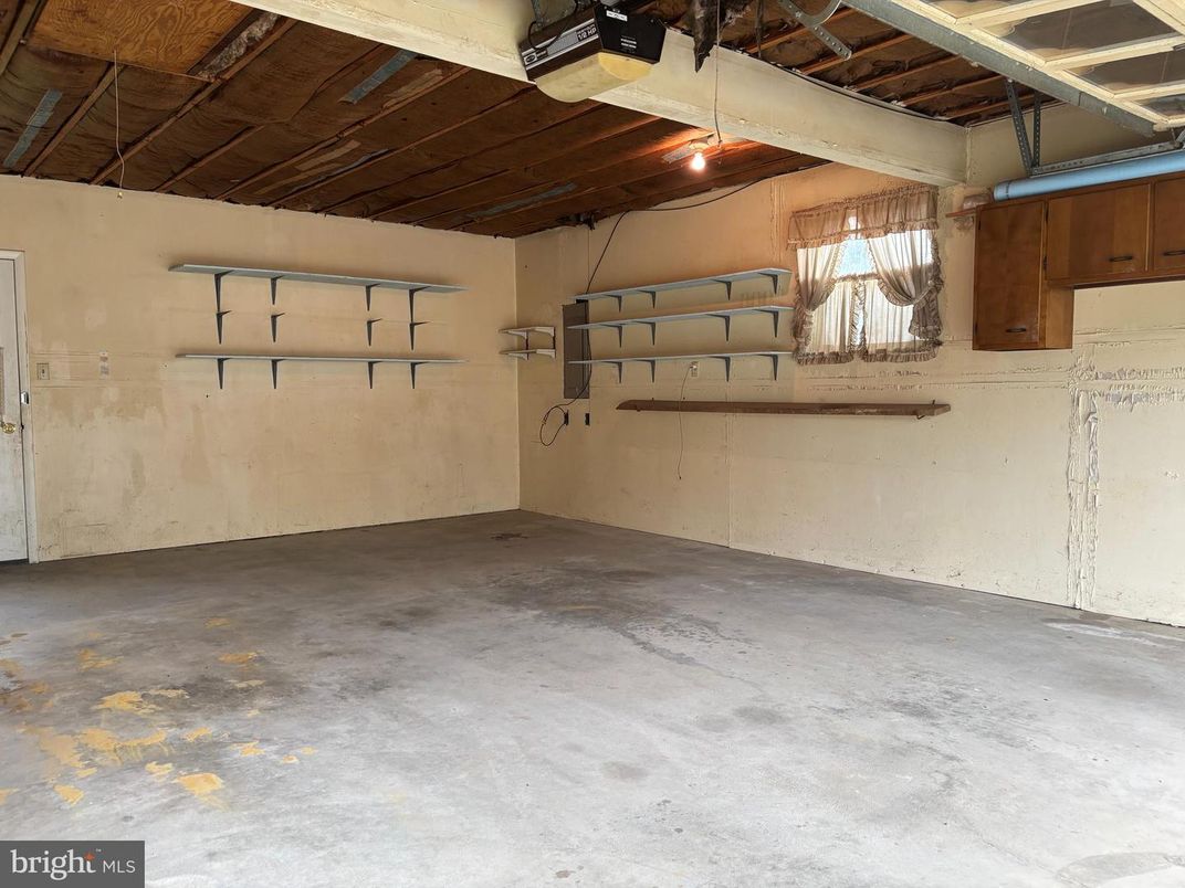 Garage, Interior, Wooden Beams