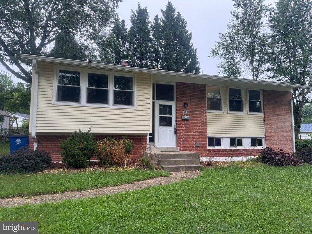 Exterior, Facade, Brick Facade, Raised Ranch