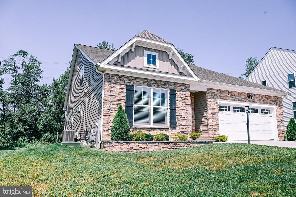 Attached, Exterior, Facade, Farmhouse