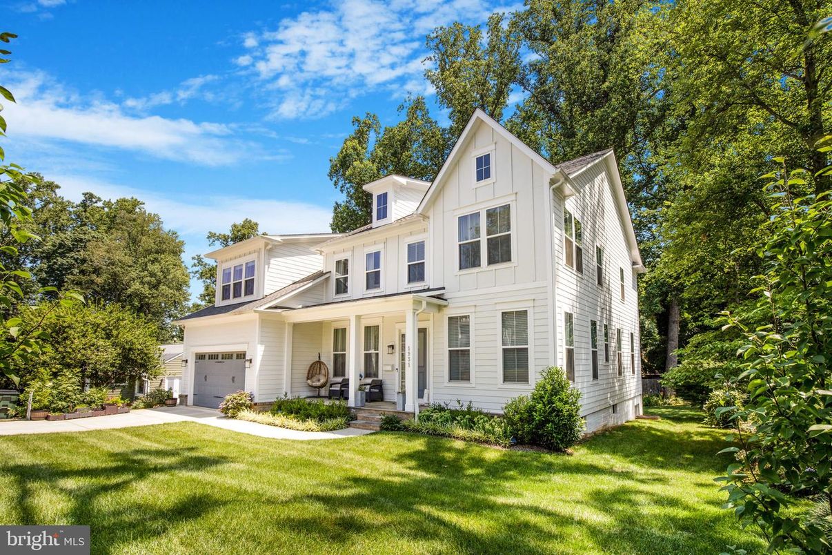 Attached, Exterior, Facade, Farmhouse