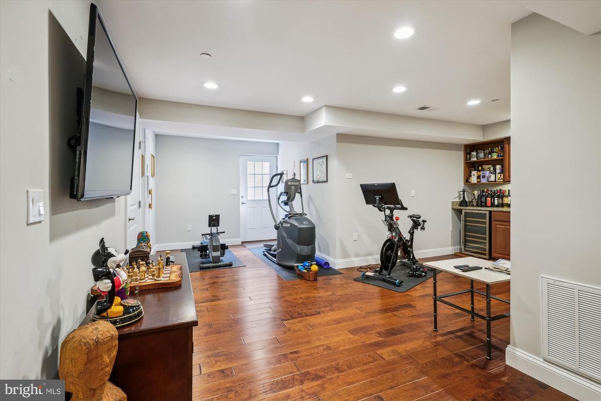 Fitness Equipment, Interior, Recessed Lighting, Wood Texture Flooring