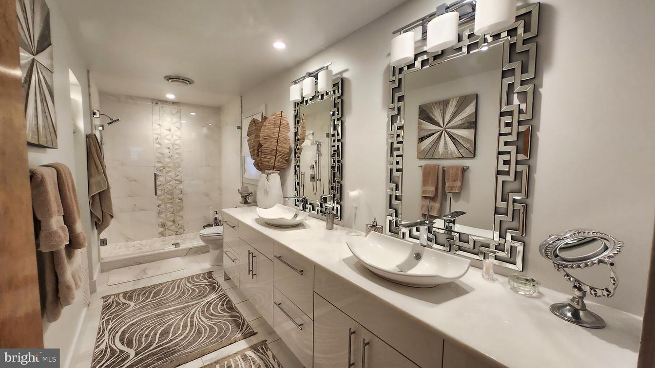 Bathroom, Dual Sink Vanities, Interior, Recessed Lighting