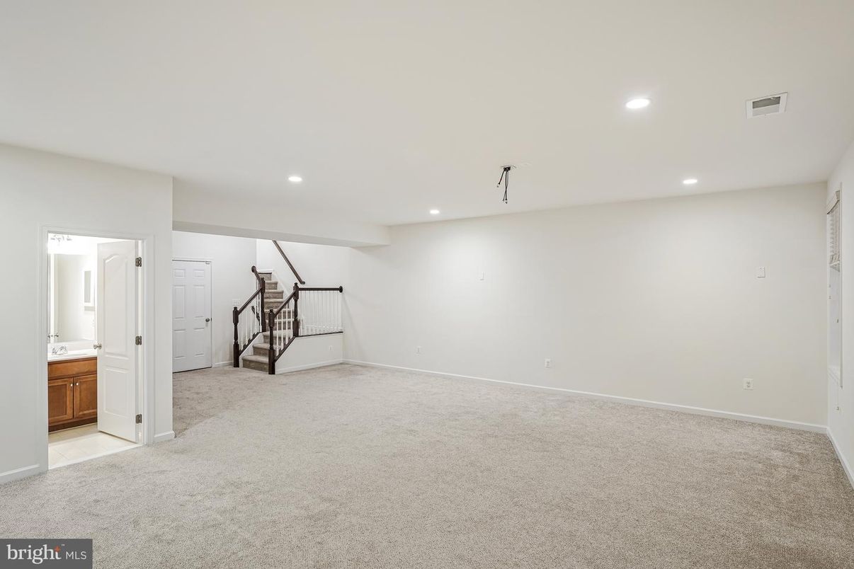 Empty room, Interior, Recessed Lighting