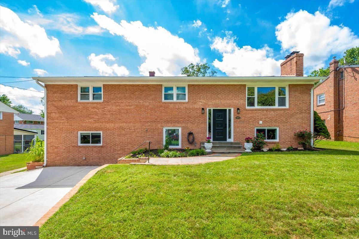 Exterior, Facade, Brick Facade, Raised Ranch