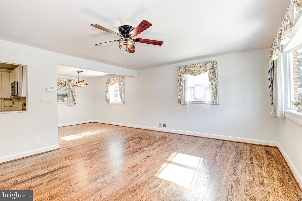 Empty room, Interior, Pendant Lights, Wood Texture Flooring