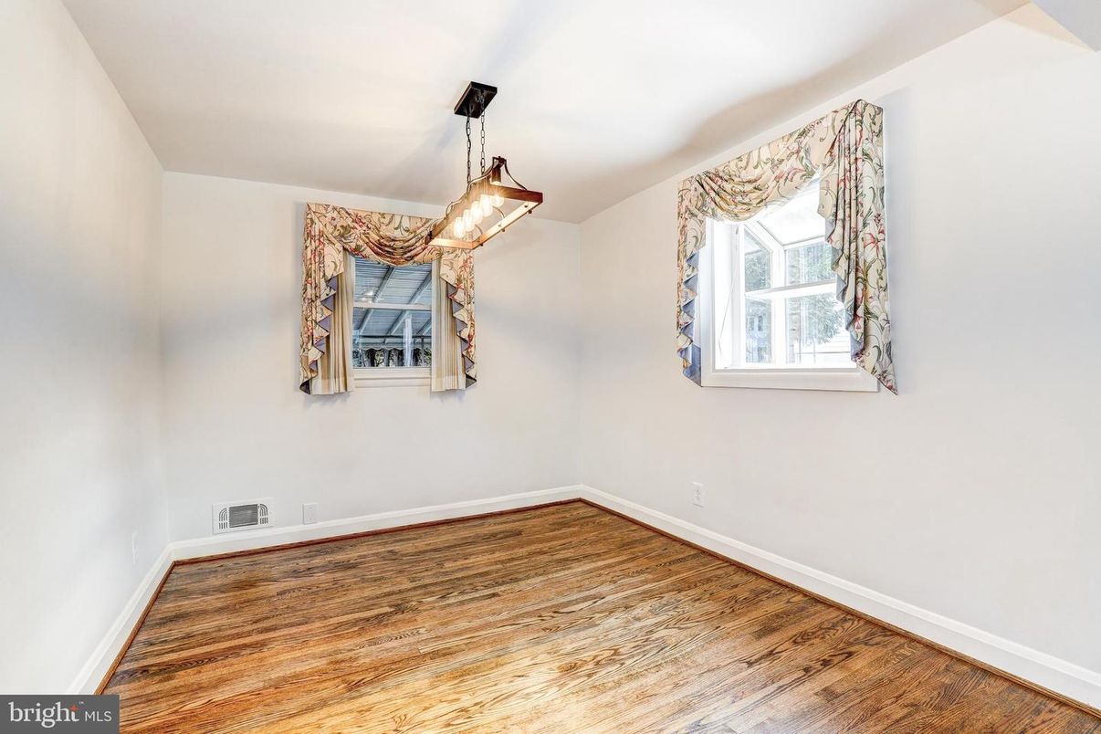 Empty room, Interior, Pendant Lights, Wood Texture Flooring