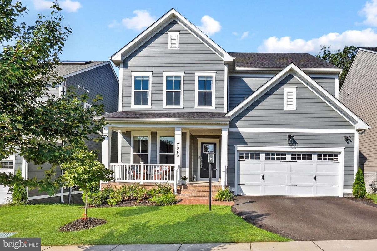 Attached, Exterior, Facade, American Craftsman