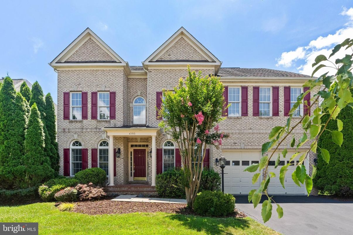 Attached, Exterior, Facade, Brick Traditional