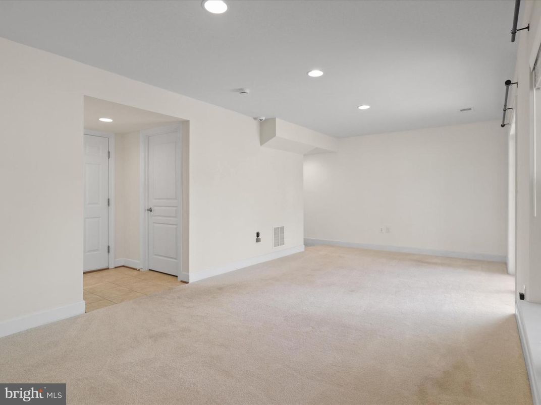 Empty room, Interior, Recessed Lighting