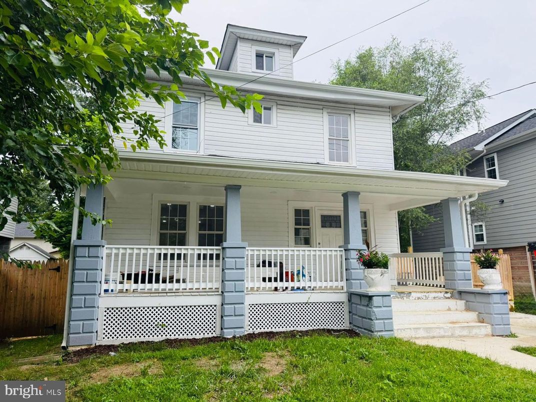 Exterior, Facade, American Foursquare