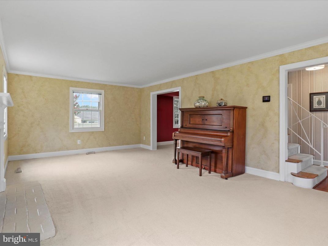 Interior, Piano