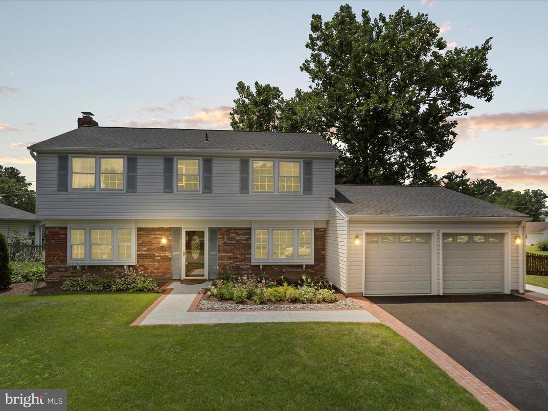 Attached, Exterior, Facade, Brick Facade, Split Level