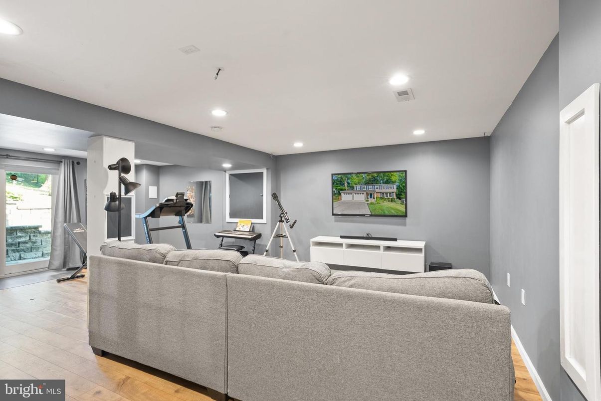 Fitness Equipment, Interior, Living room, Recessed Lighting, Wood Texture Flooring