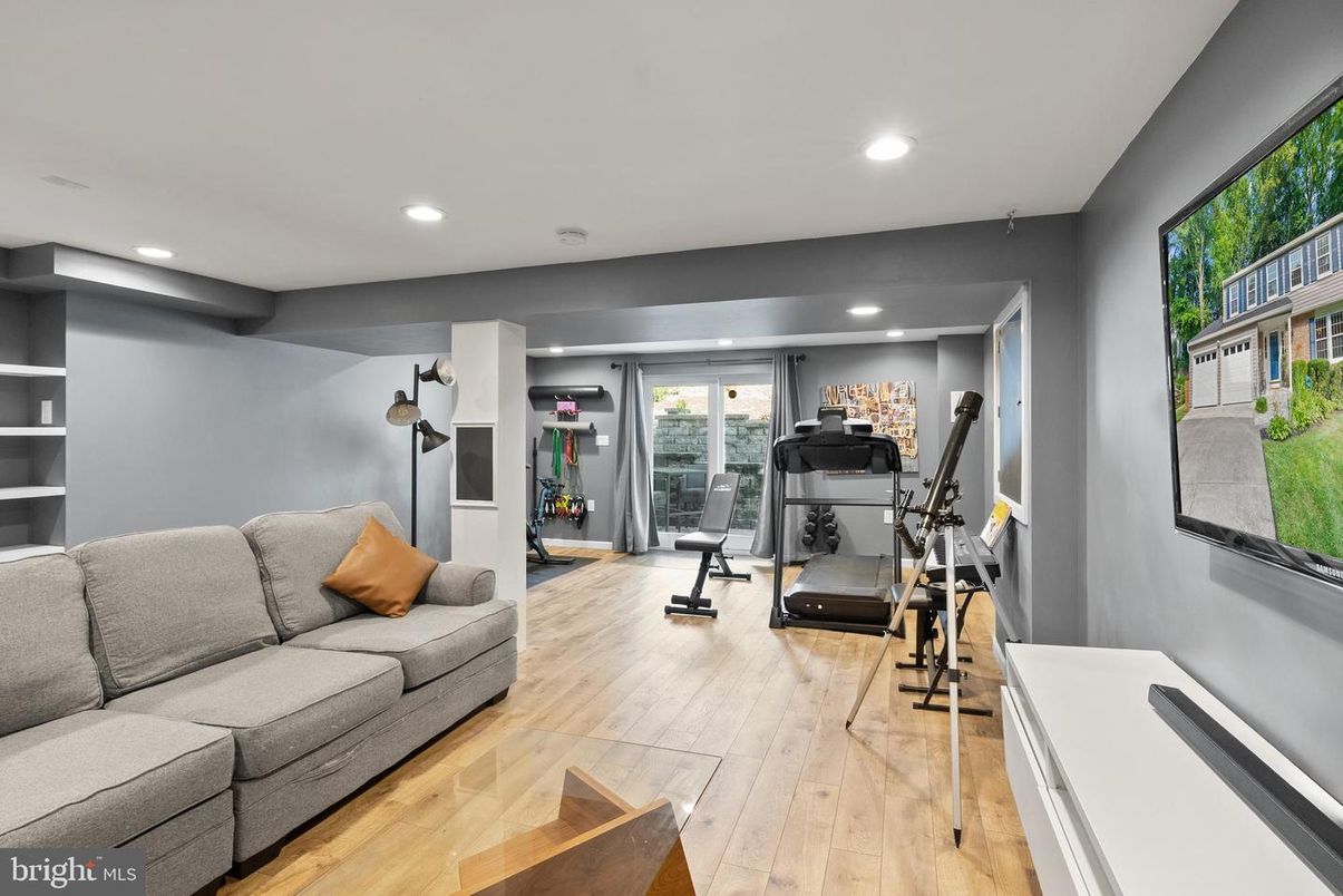 Fitness Equipment, Interior, Living room, Recessed Lighting, Wood Texture Flooring