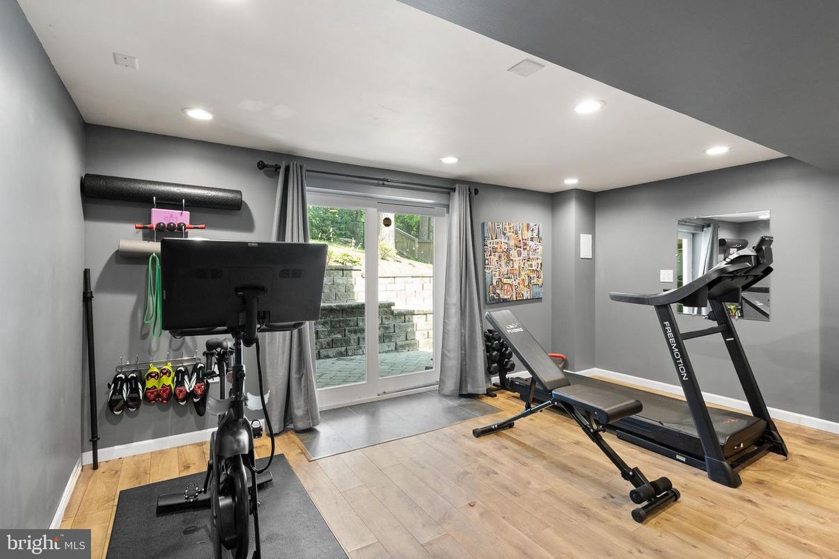 Fitness Equipment, Interior, Recessed Lighting, Wood Texture Flooring